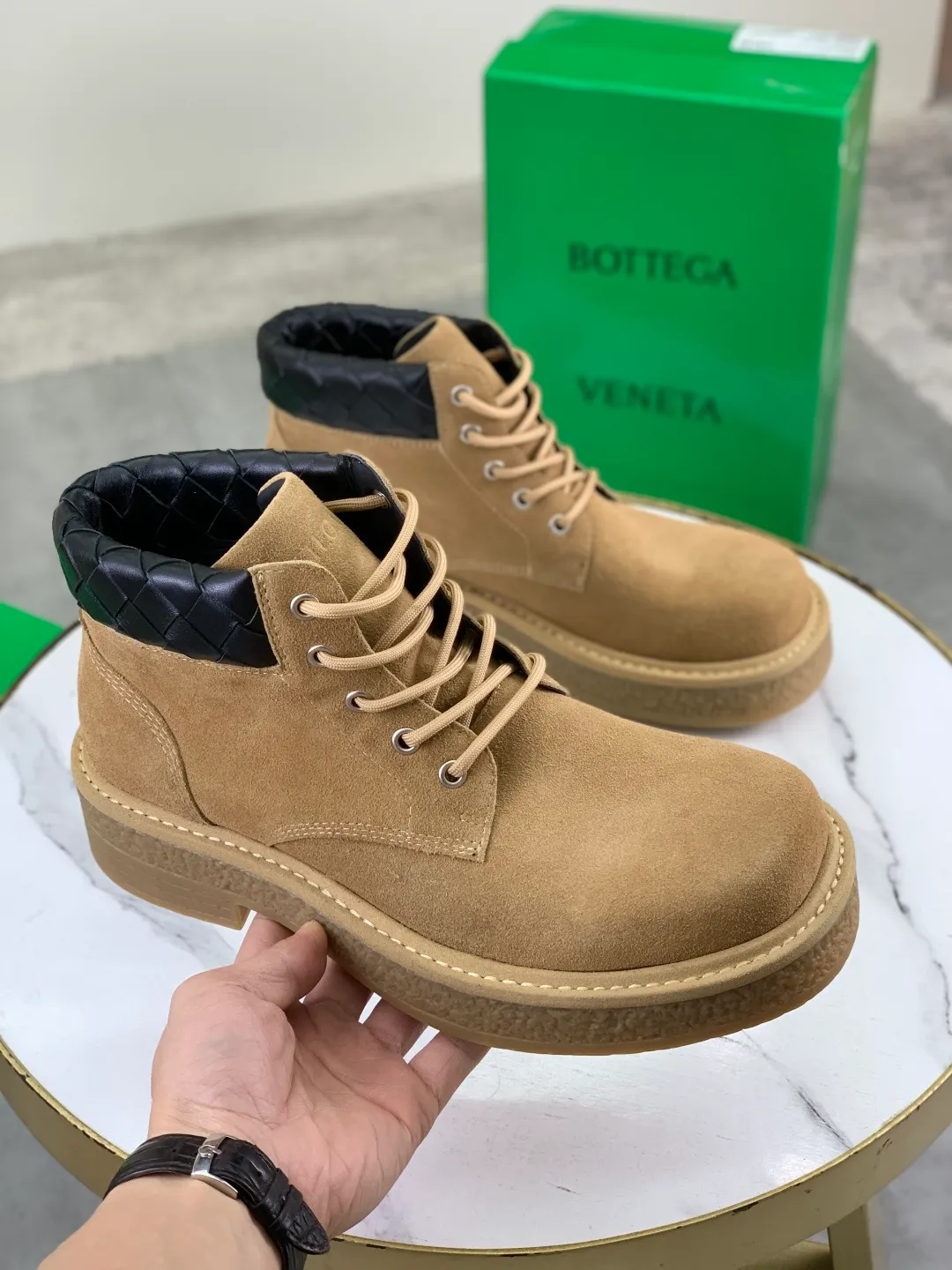 Men's men's shoes 💰P740 New model 💰 Top quality (beef tendon outsole series) 💎💎💎 BOTTEGA VENETA official website synchronizes the latest model, top version of the market's highest version of BV business leather shoes, accept material comparison, shoe type comparison, process comparison, practical and texture, versatile, suitable for any occasion, the more you look at it, the more flavorful it becomes. Pure hand-woven craftsmanship - upper material, imported original hand-woven calfskin - high-quality water-dyed sheepskin lining - original private model customized beef tendon outsole -Size: female 35-39 (34 40 customized) male 39-44 (38 45 customized) Comes with original BV green box, complete packaging.